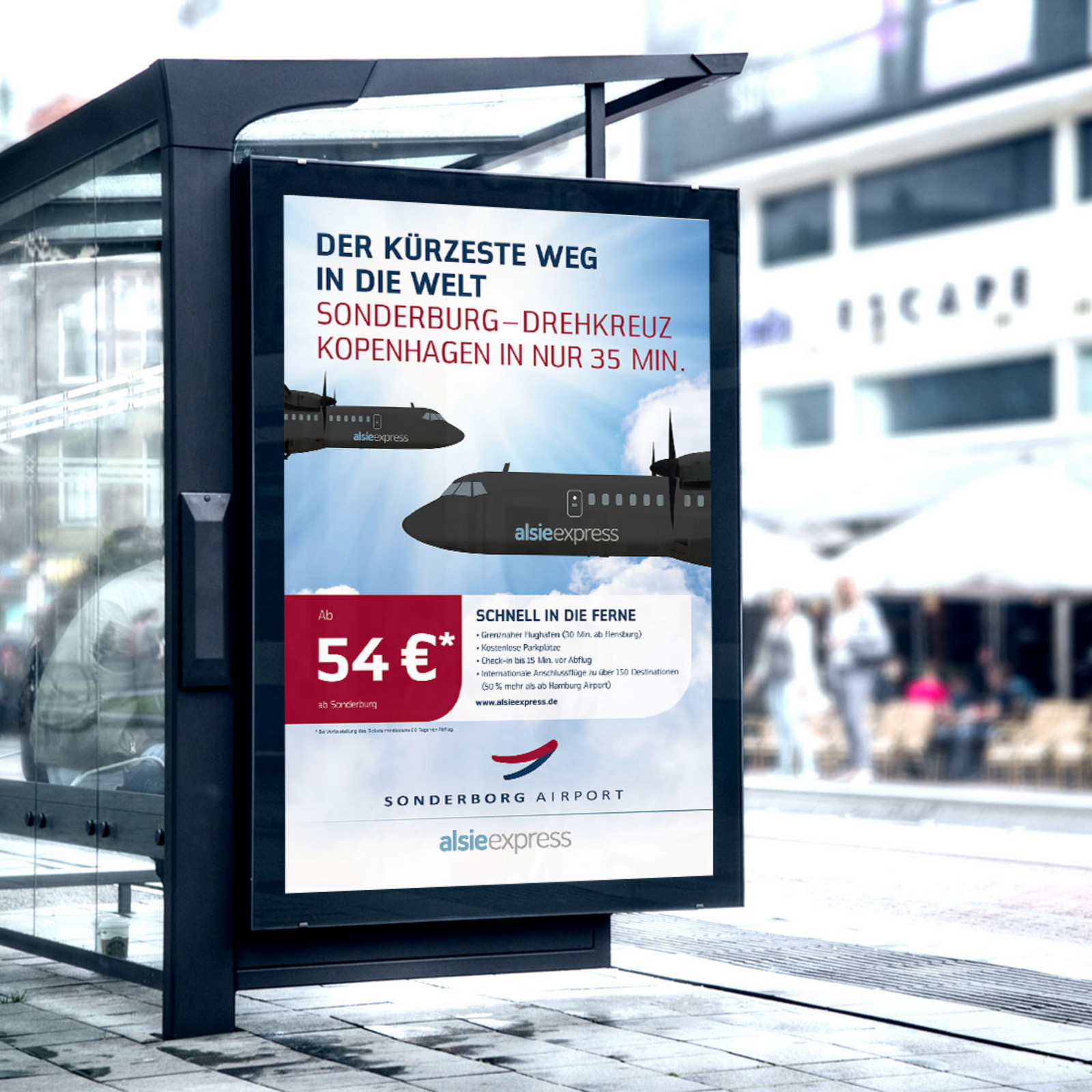 hochzwei_lufthavn_teaser_07.jpg Reklameschild neben Bushaltestelle zeigt Werbung für Sonderborg Airport