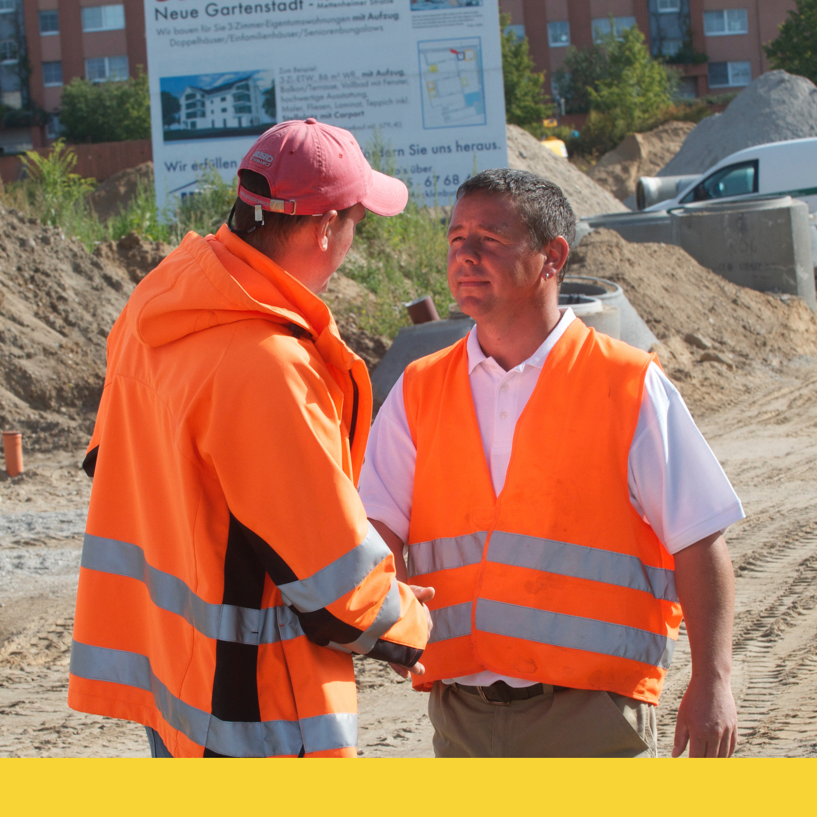 hochzwei_saw_teaser_03.jpg Zwei Männer vom Bau geben sich die Hand