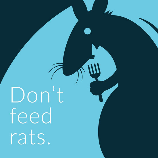 Ein positiver Rattenschwanz Eine Ratte mit Gabel in der Hand