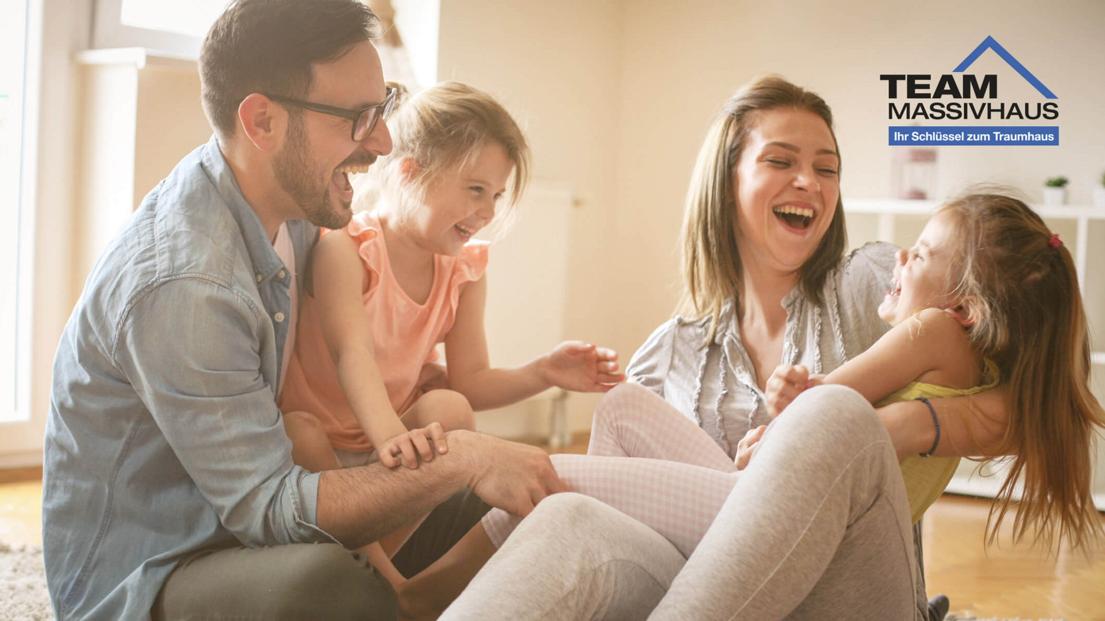 Vater und Mutter kitzeln Kinder