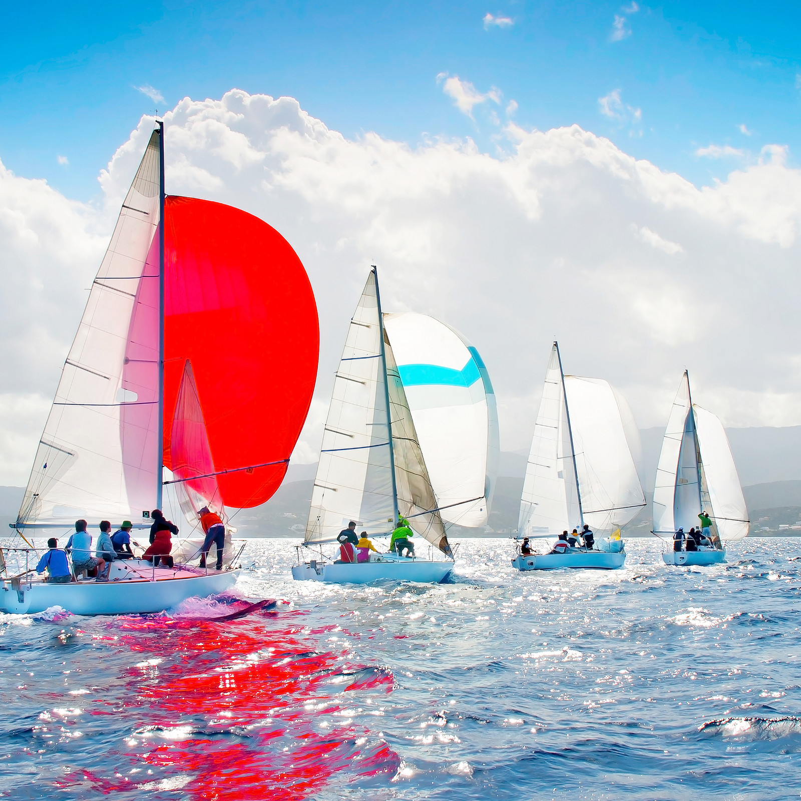 hochzwei_imjaich_teaser_01.jpg Eine Staffel an Segelbooten mit großen Segeln