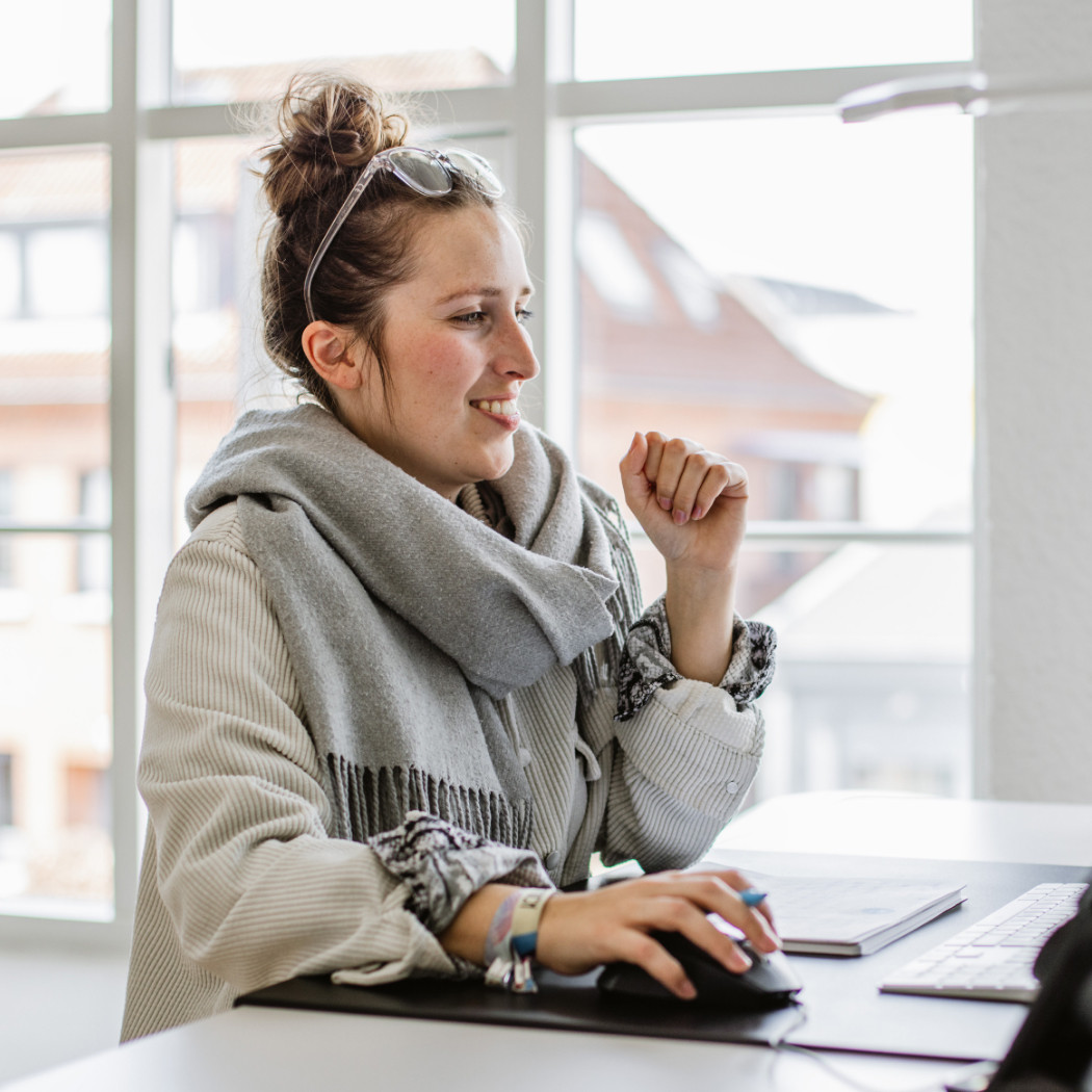Eine Mitarbeiterin von Hochzwei an ihrem Arbeitsplatz