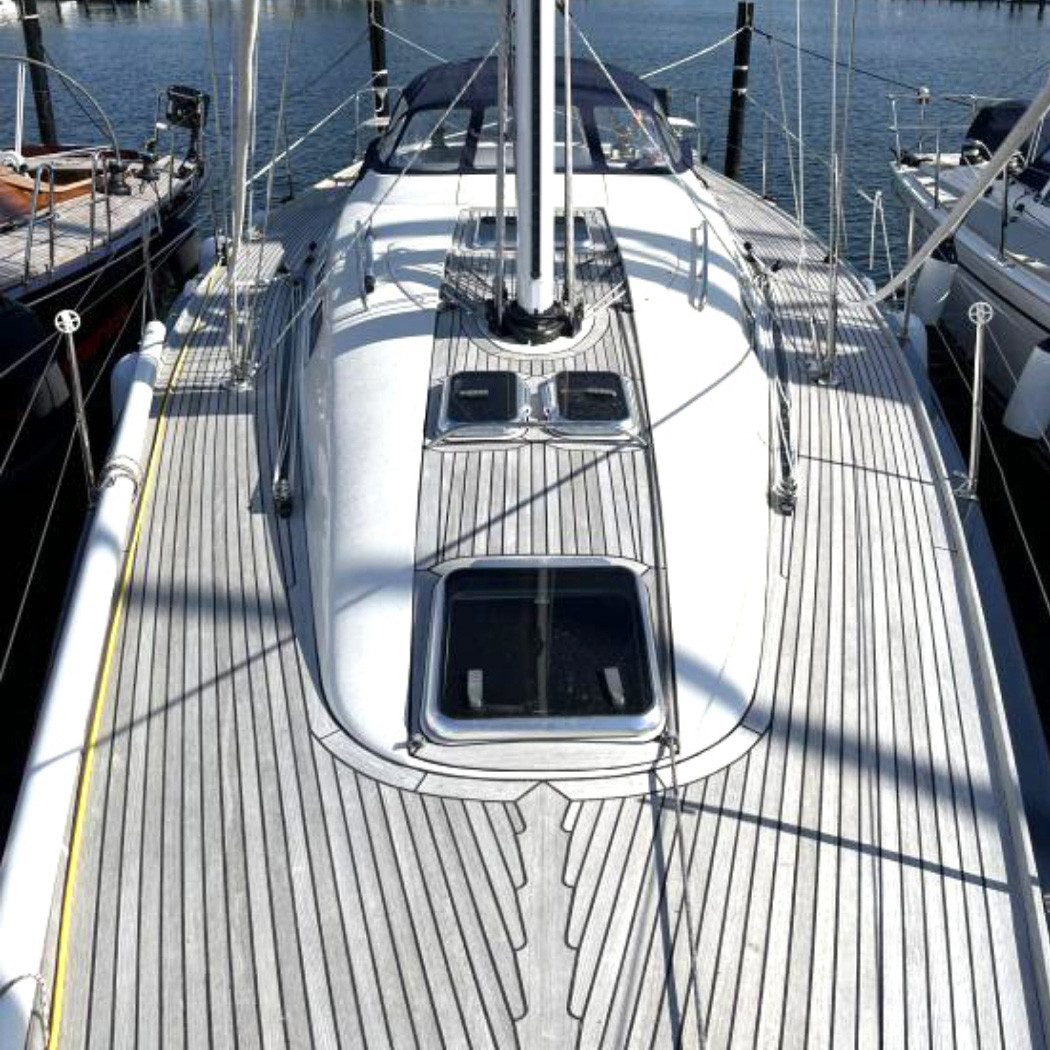 hochzwei_barth_yachts_teaser_06.jpg Weißes Segelboot liegt am Hafen