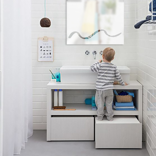 hochzwei_frla_teaser_03.jpg Kleinkind putzt sich die Zähne im Bad