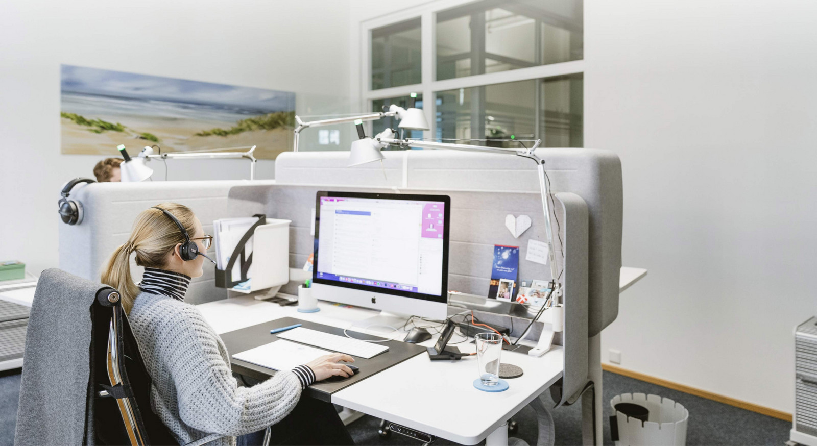 Lena Schütt sitzt an Ihrem Schreibtisch