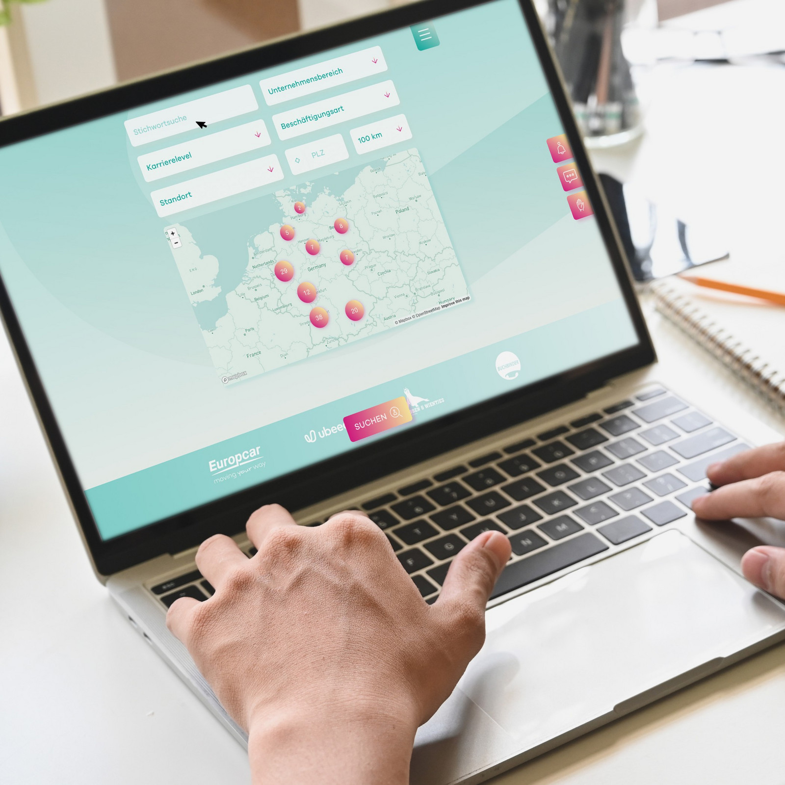 Eine Person surft auf der Europcar Website