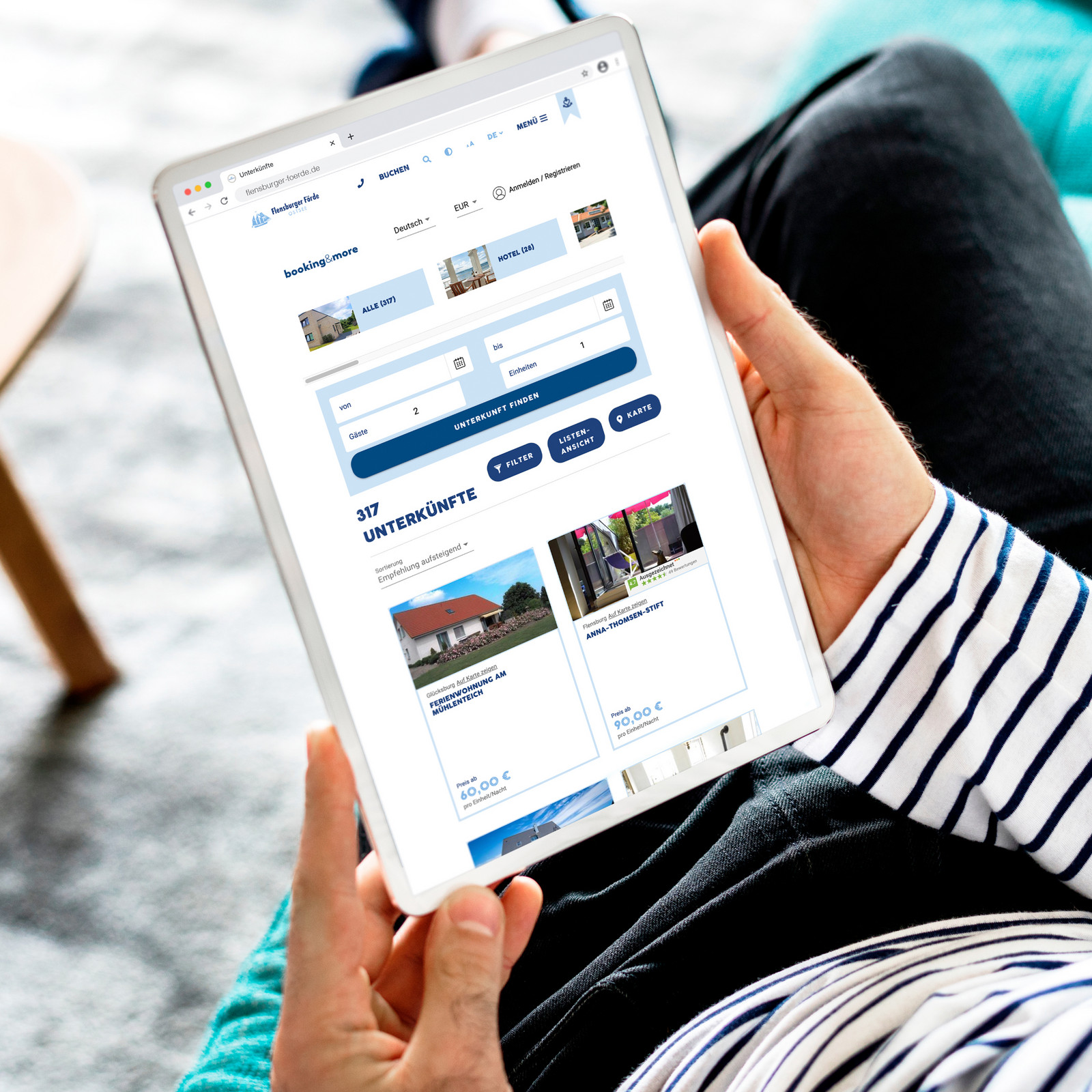 hochzwei_flfj_teaser_11.jpg Frau im gestreiften Shirt hält Ipad in der Hand