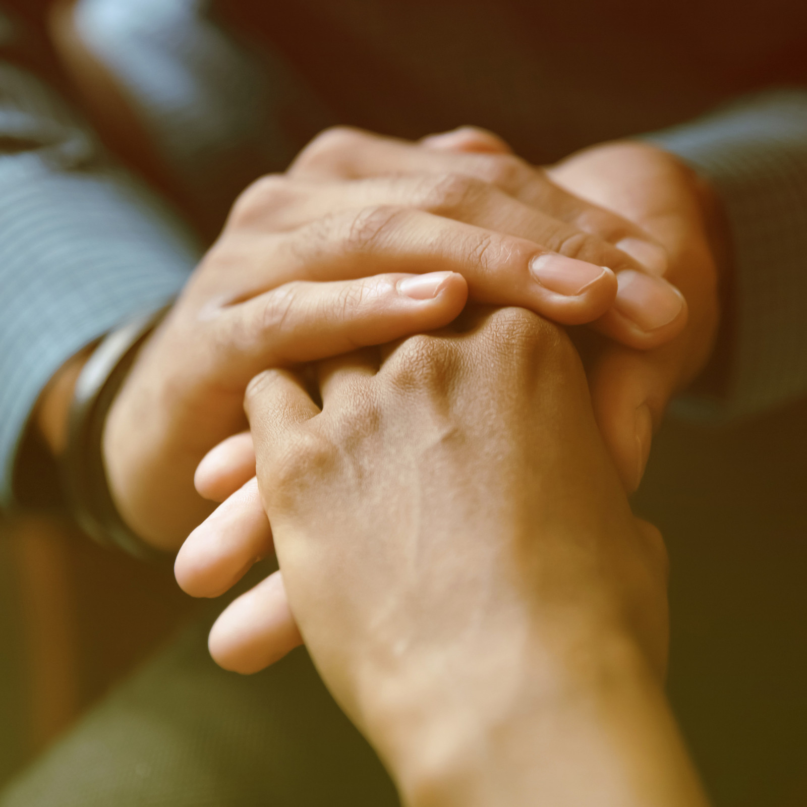 hochzwei_lvimsh_teaser_03.jpg Eine Hand hält eine andere