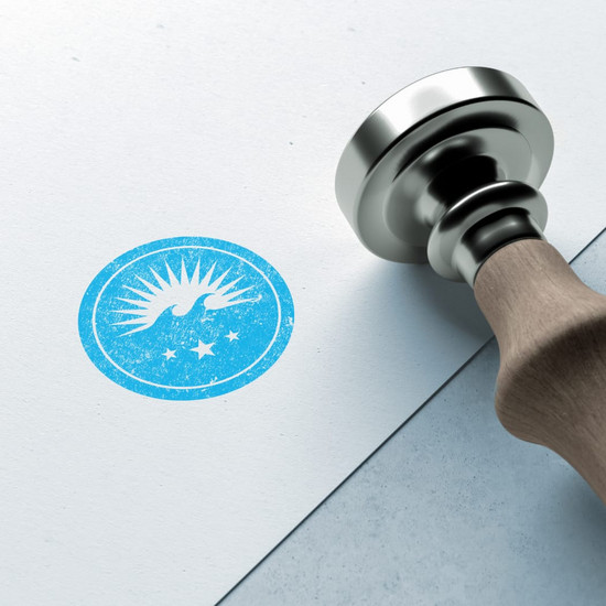 Hochzwei Stempel auf weißem Papier