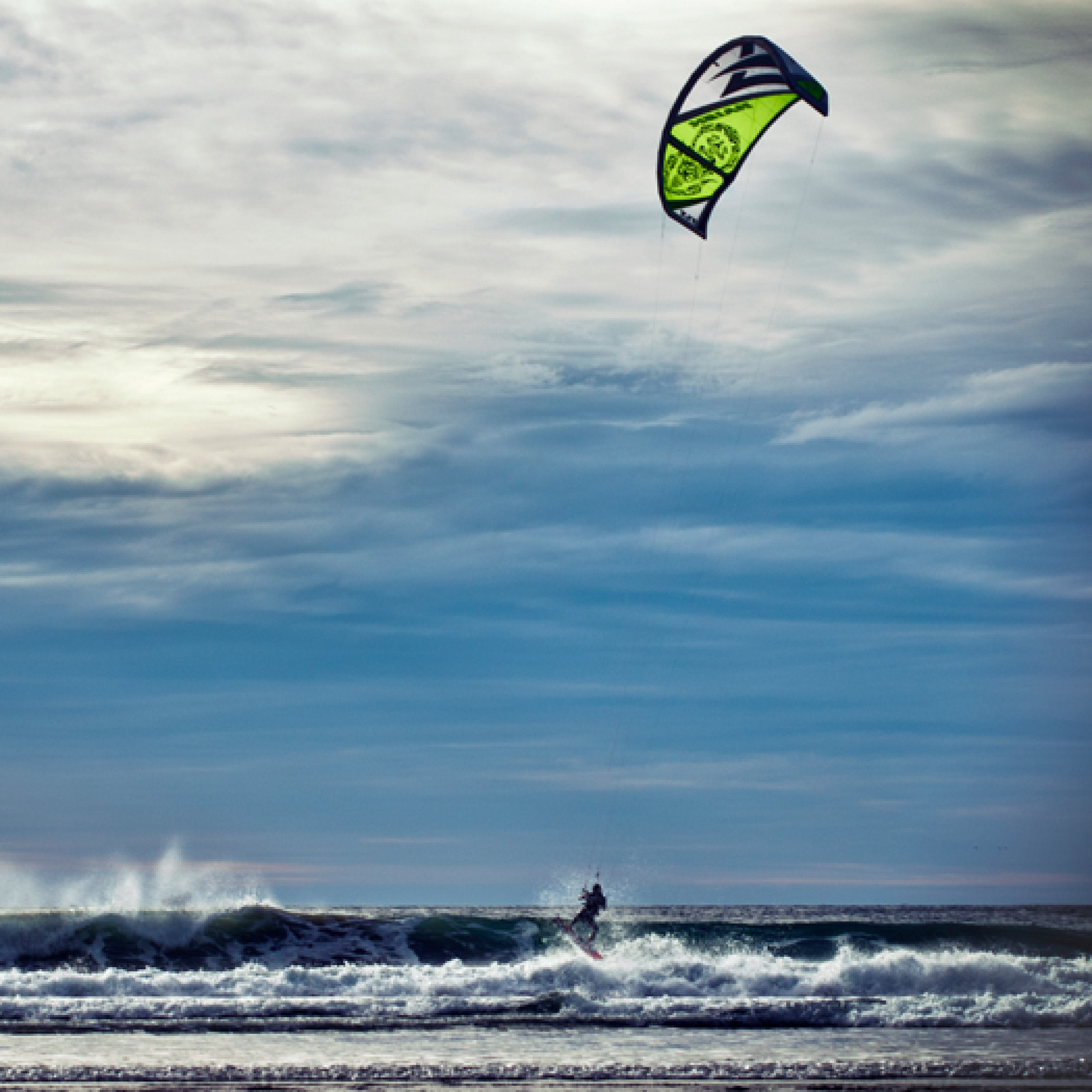 hochzwei_vide_teaser_08.jpg Kitesurfer kitet im Meer