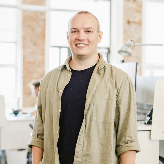 Lukas steht im Hochzwei Büro