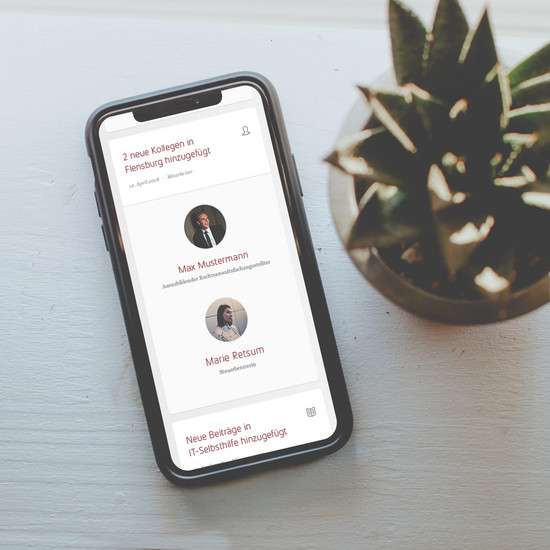 Handy liegt neben Pflanze