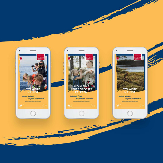 Für jeden ein Abenteuer. Drei Handys mit Bildern vom Smaeland