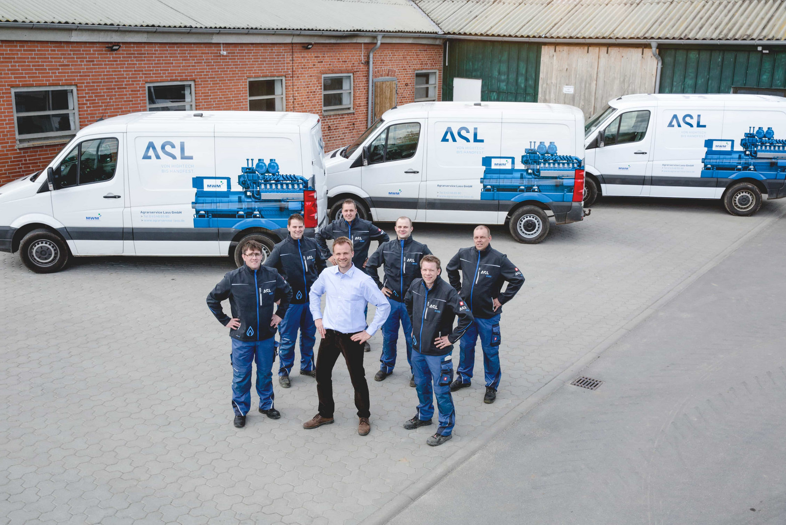 hochzwei_asl_teaser_gross_03.jpg Sieben Mitarbeiter und drei weiße Transporter der Firma ASL