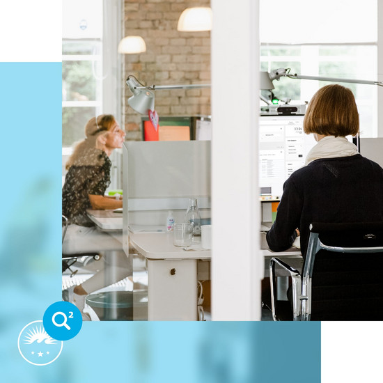 Wiki – finden statt suchen Brünette Frau im Büro