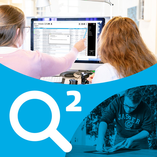 Teamwork Hochzweimitarbeiterin zeigt auf Bildschirm