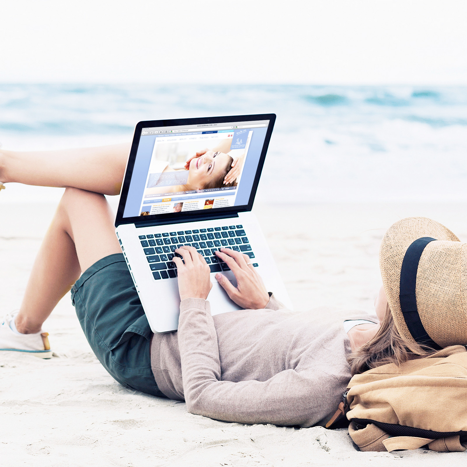 hochzwei_ists_teaser_02.jpg Eine Frau sitzt mit einem Strohhut am Strand