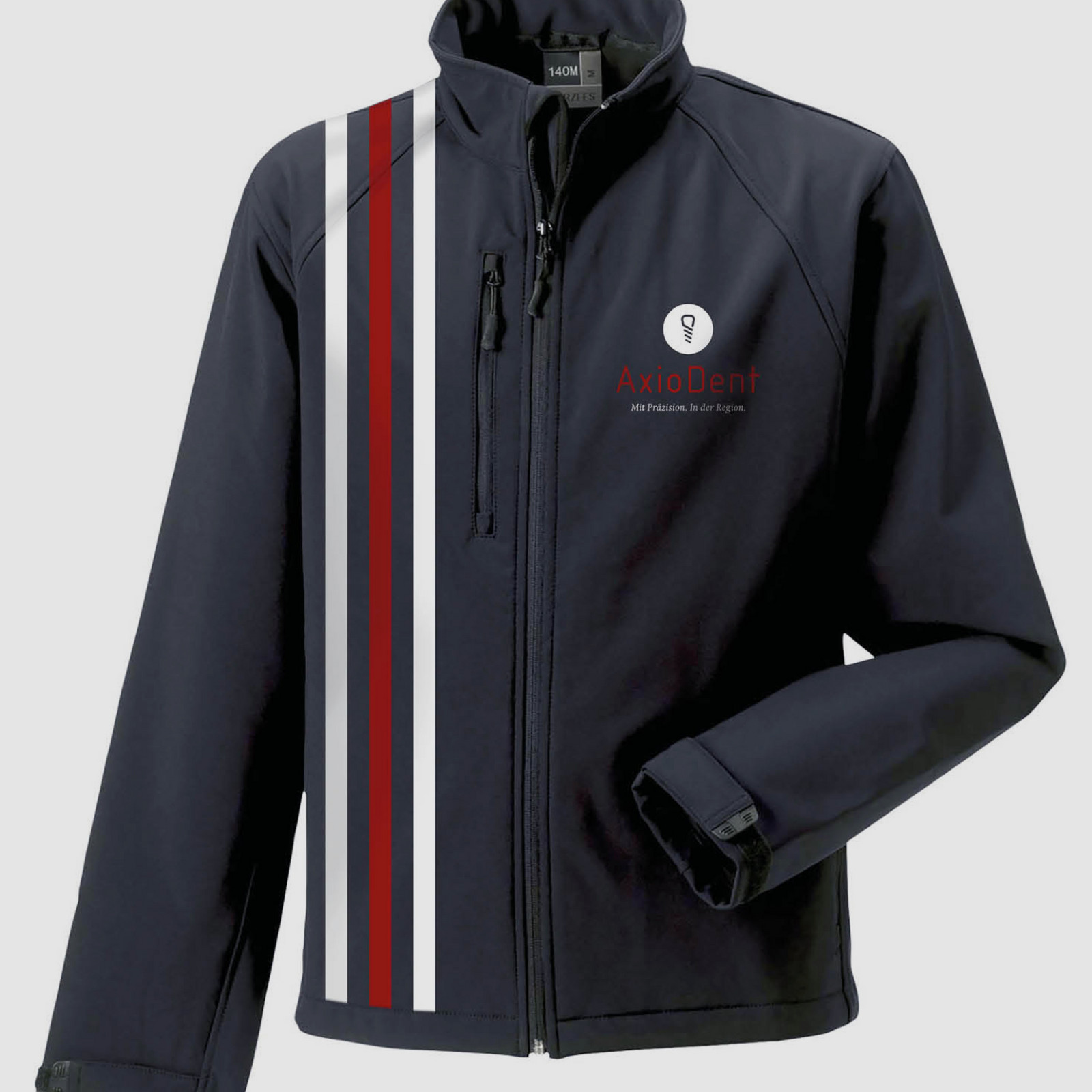 hochzwei_axiodent_teaser_06.jpg Dunkle Softshelljacke mit drei weiß-roten Streifen auf der rechten Hälfte und AxioDent Logo auf der linken Brust