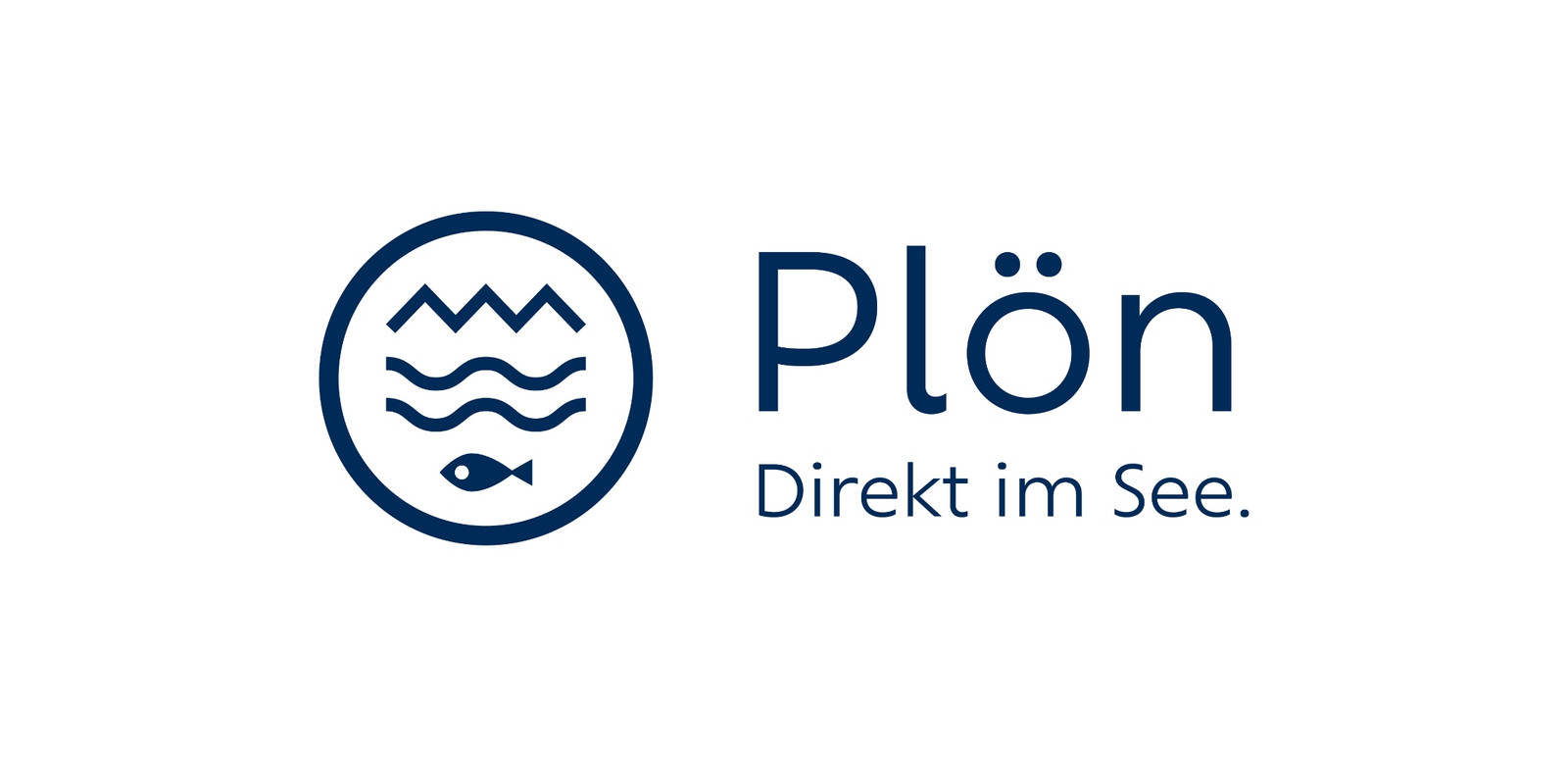 Hier ist das neue Stadt Plön Logo abgebildet. Ein Kreis mit von oben nach unten einer gezackten Linie, zwei gewellten Linien und einem Fisch. Daneben der Schriftzug 