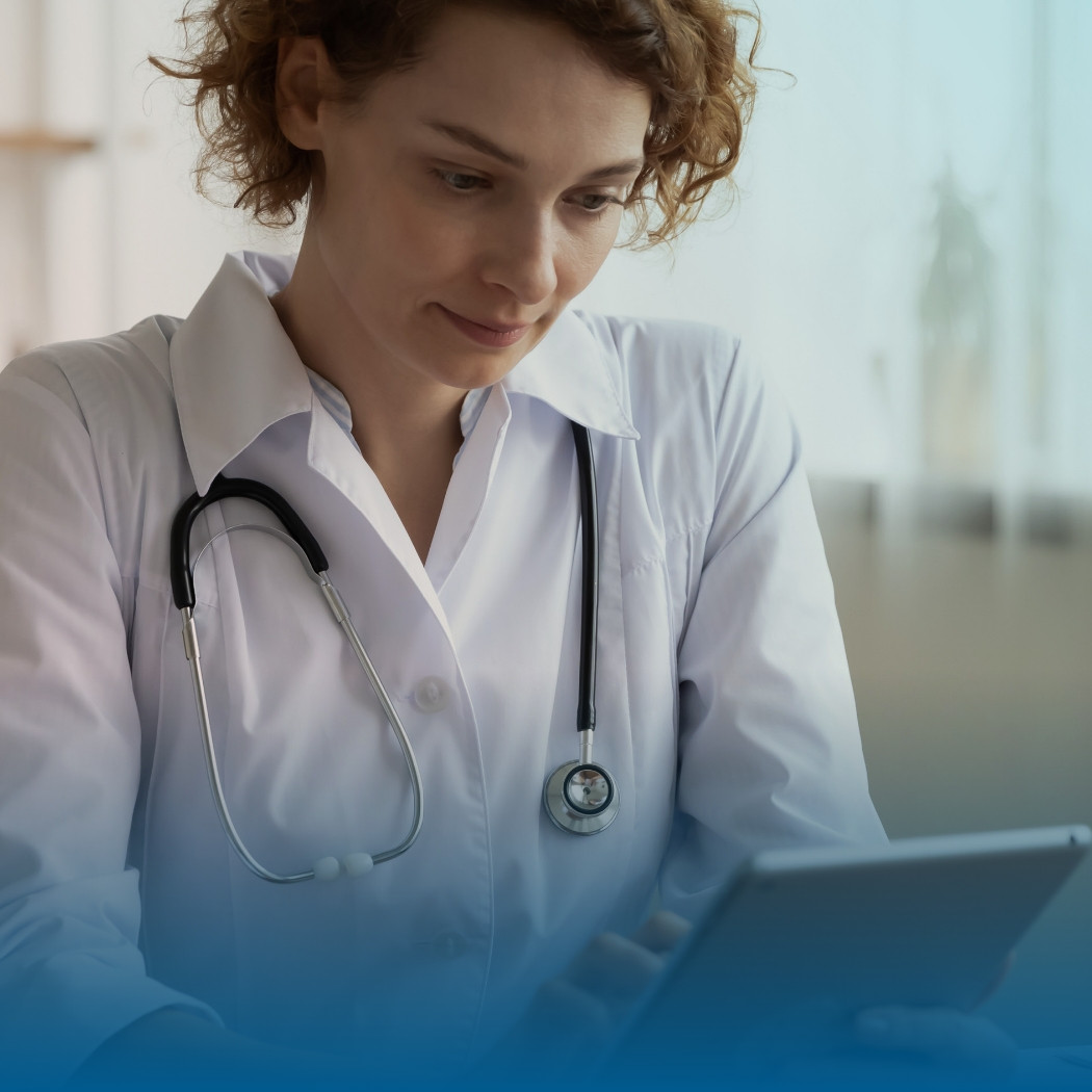 hochzwei_wksrecruiting_teaser_02.jpg Eine Ärztin im weißen Kittel mit lockigen Haar