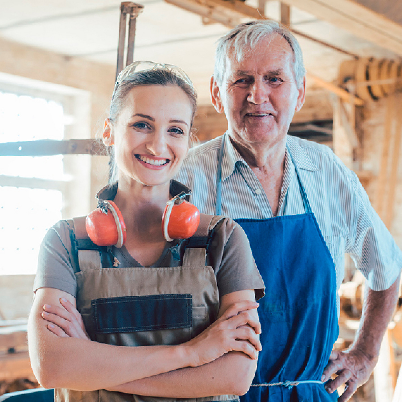 hochzwei_foe_teaser_03.jpg Zwei Handwerker mit verschränkten Armen