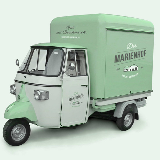 Grüner antiquer Lieferwagen mit dem Logo vom Marienhof