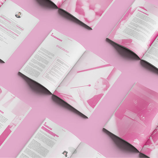 Ein aufgeklapttes Heft