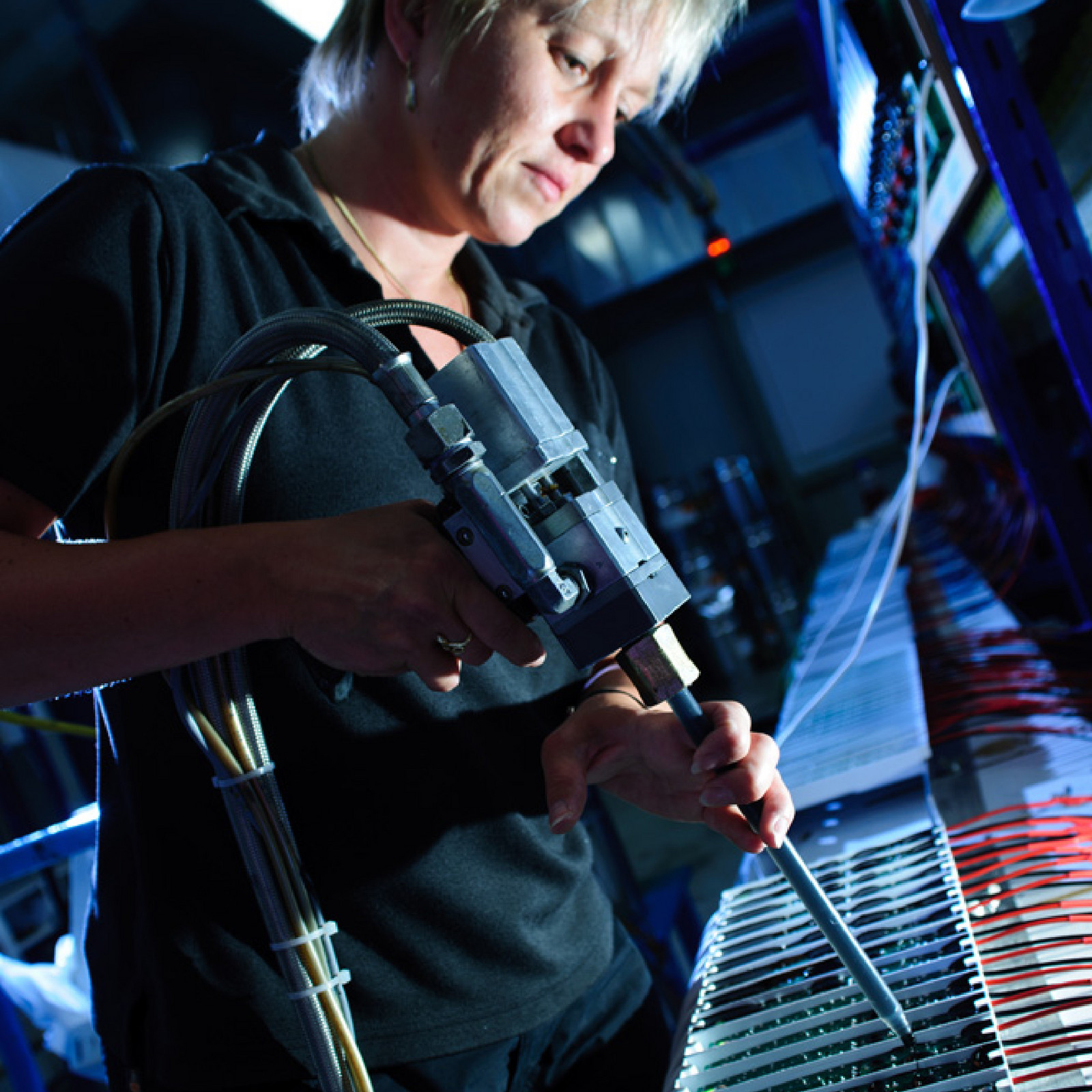 hochzwei_hane_teaser_09.jpg Eine Frau benutzt einen Bohrer