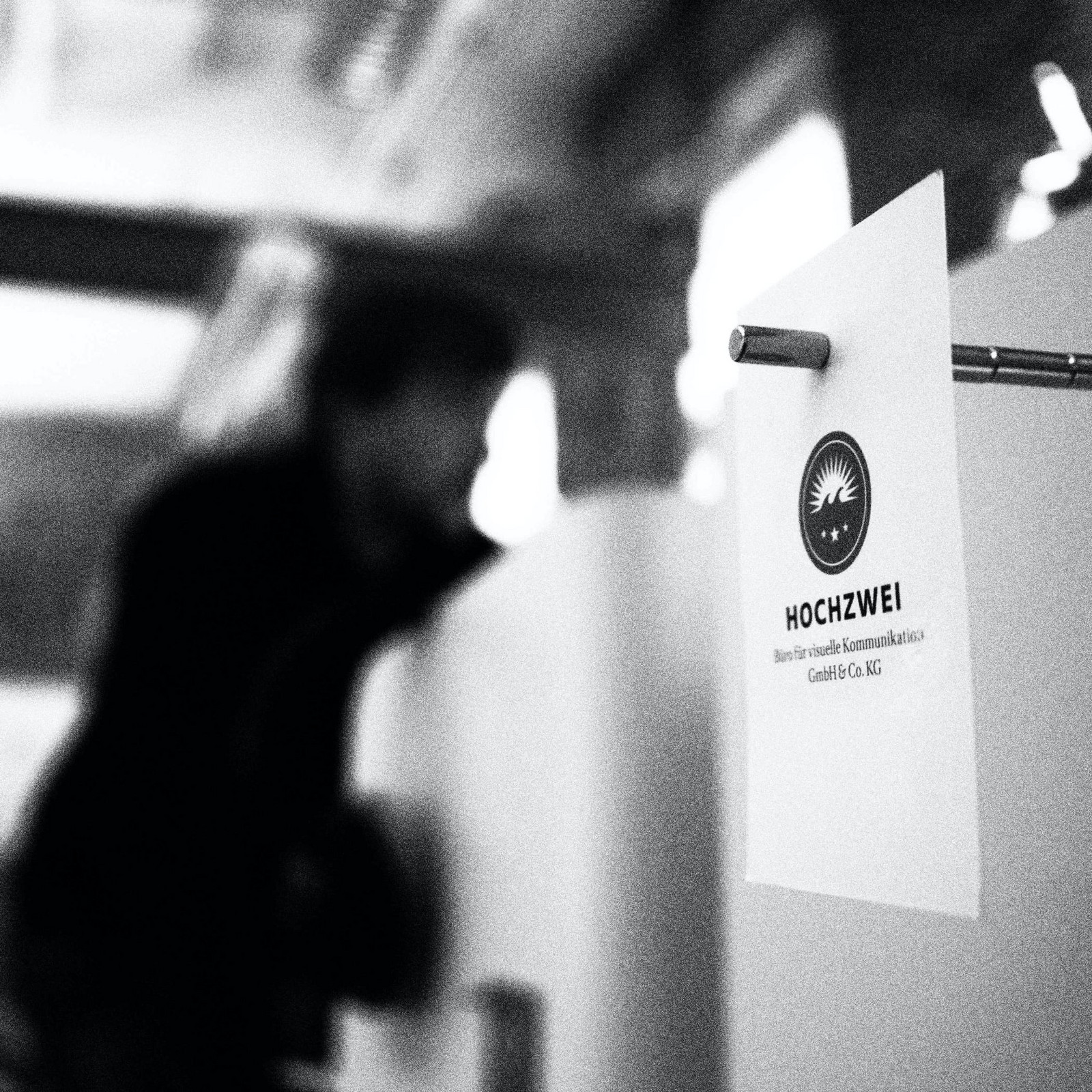 hochzwei_h2_teaser_07.jpg Ein weißes Schild mit dem Hochzwei Logo