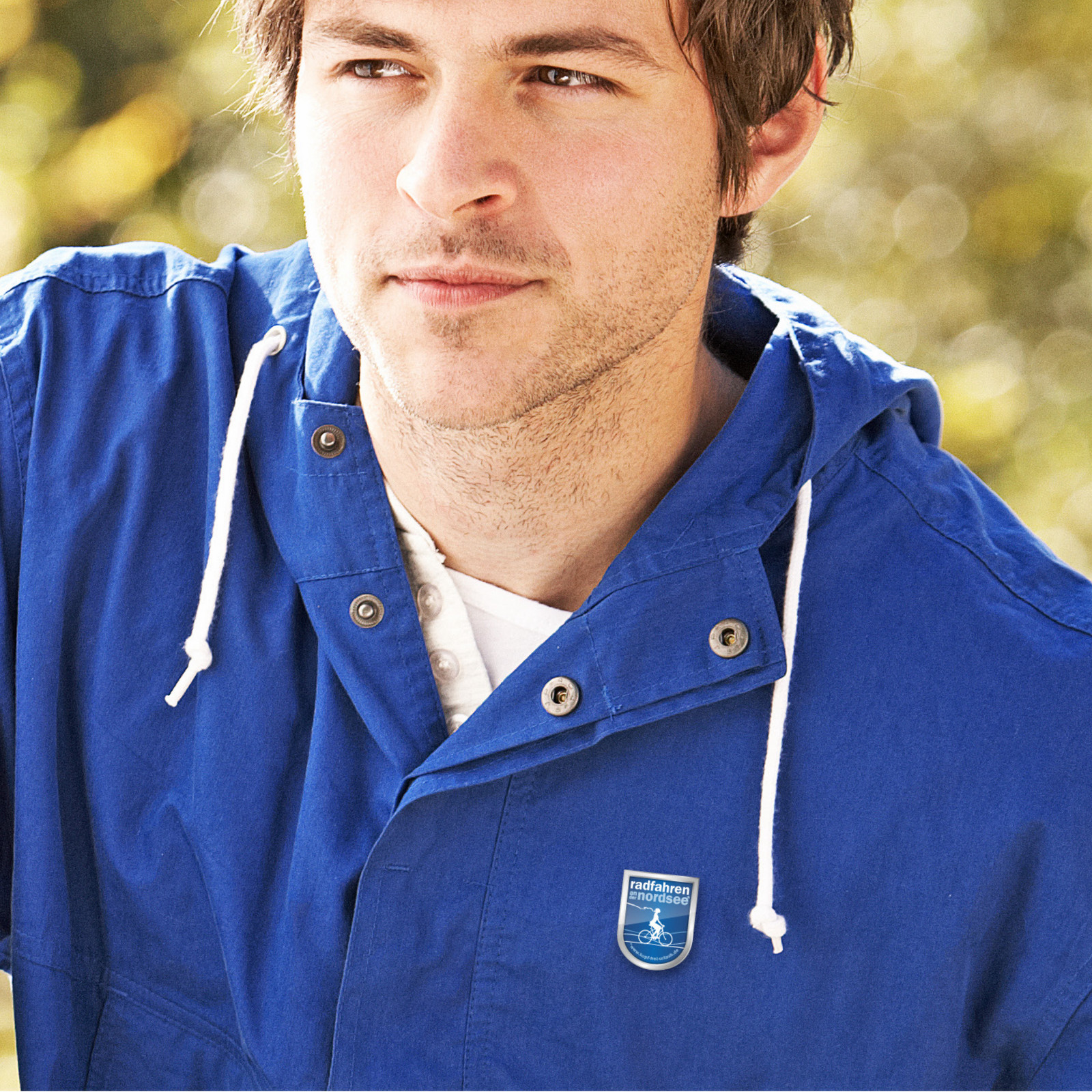 hochzwei_nordsee_teaser_04.jpg Porträt eines Mannes in einer blauen jacke