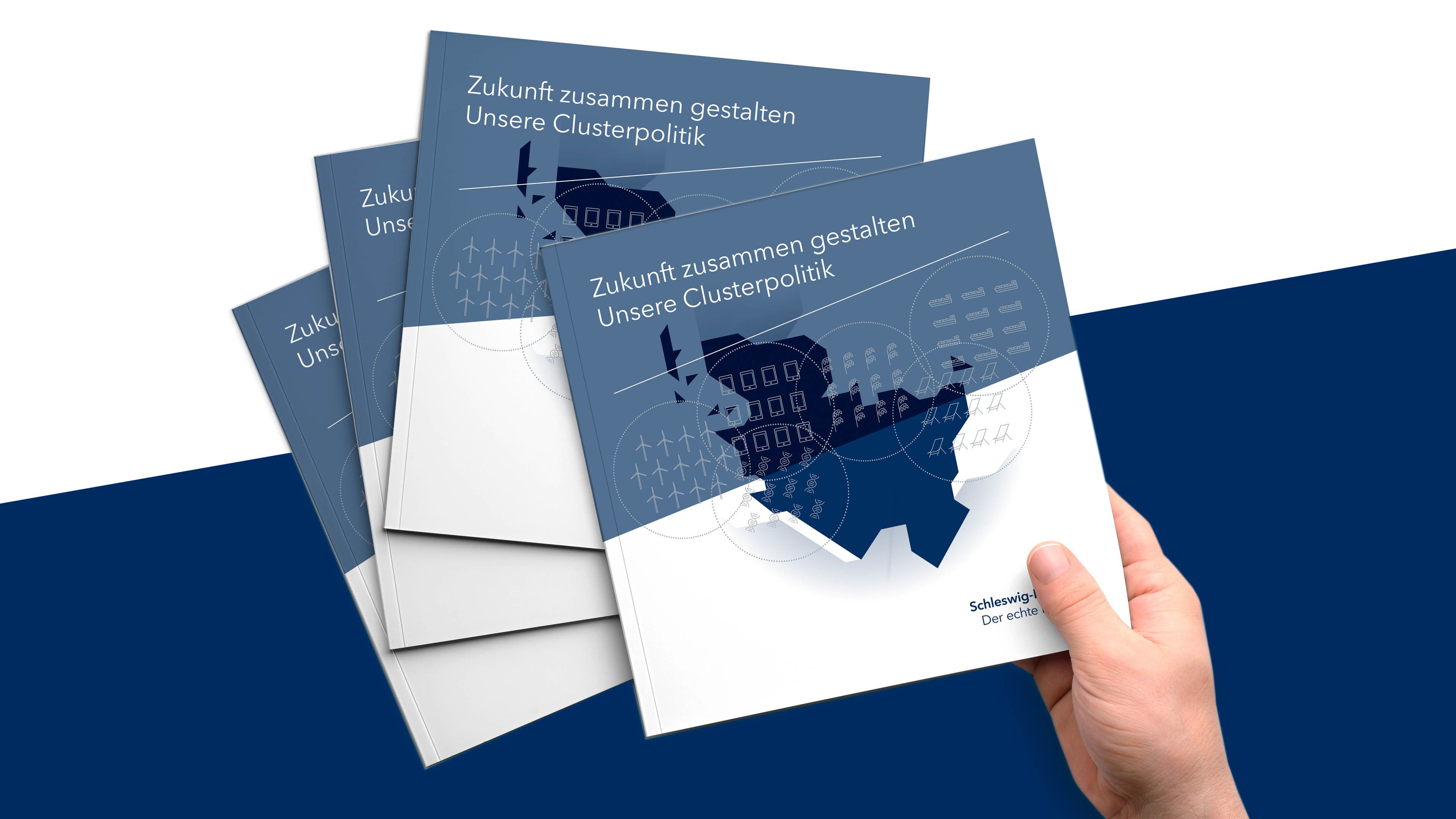 Hand hält vier kleine Bücher