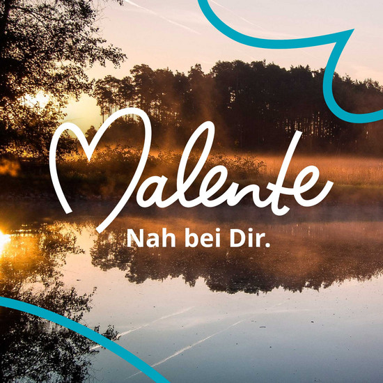 Foto eines Sees bei Abendsonne mit dem Schriftzug im Vordergrund Malente nah bei dir.