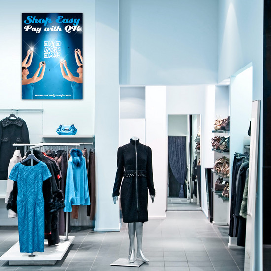 Schön verPACkt Modebotique mit feinen Kleidern in schwarzen und blauen Farben