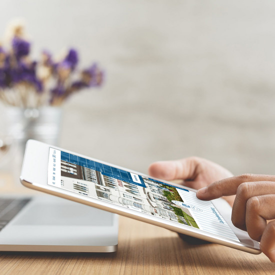 Gastfreundlich Person tippt auf Ipad