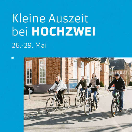 Kleine Agenturpause Vier radfahrende Mitarbeiter und Text "Kleine Auszeit bei HOCHZWEI"