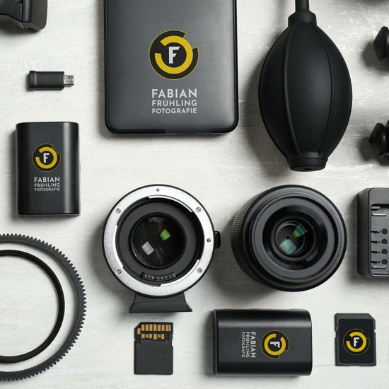 Logogestaltung aus dem FFF! Schwarzes Kameraeqipemt mit dem Fabian Frühling Logo