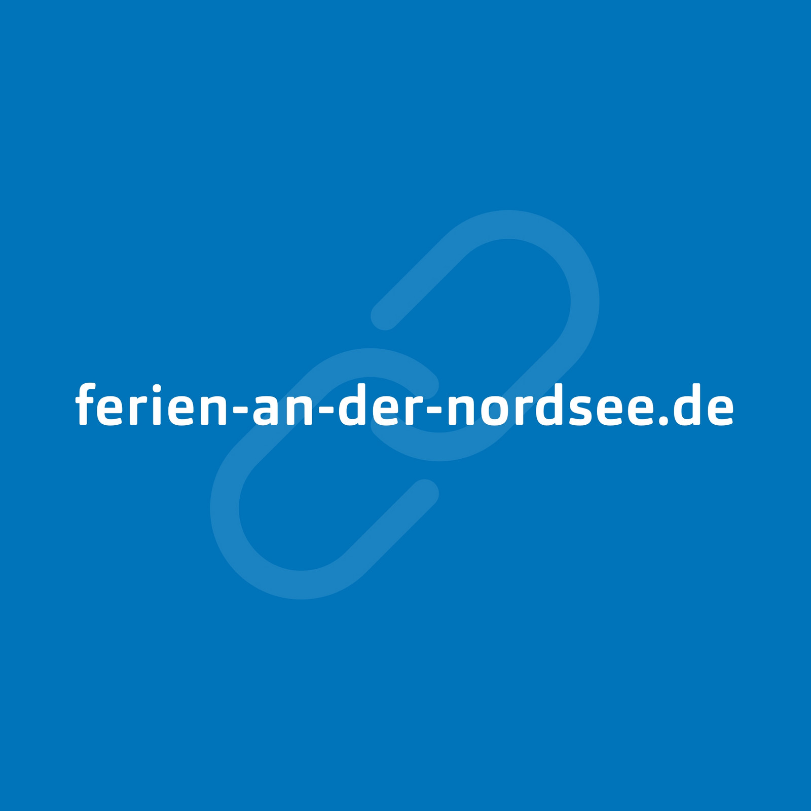 Weiße URL ferien-an-der-nordsee.de vor blauem Hintergrund