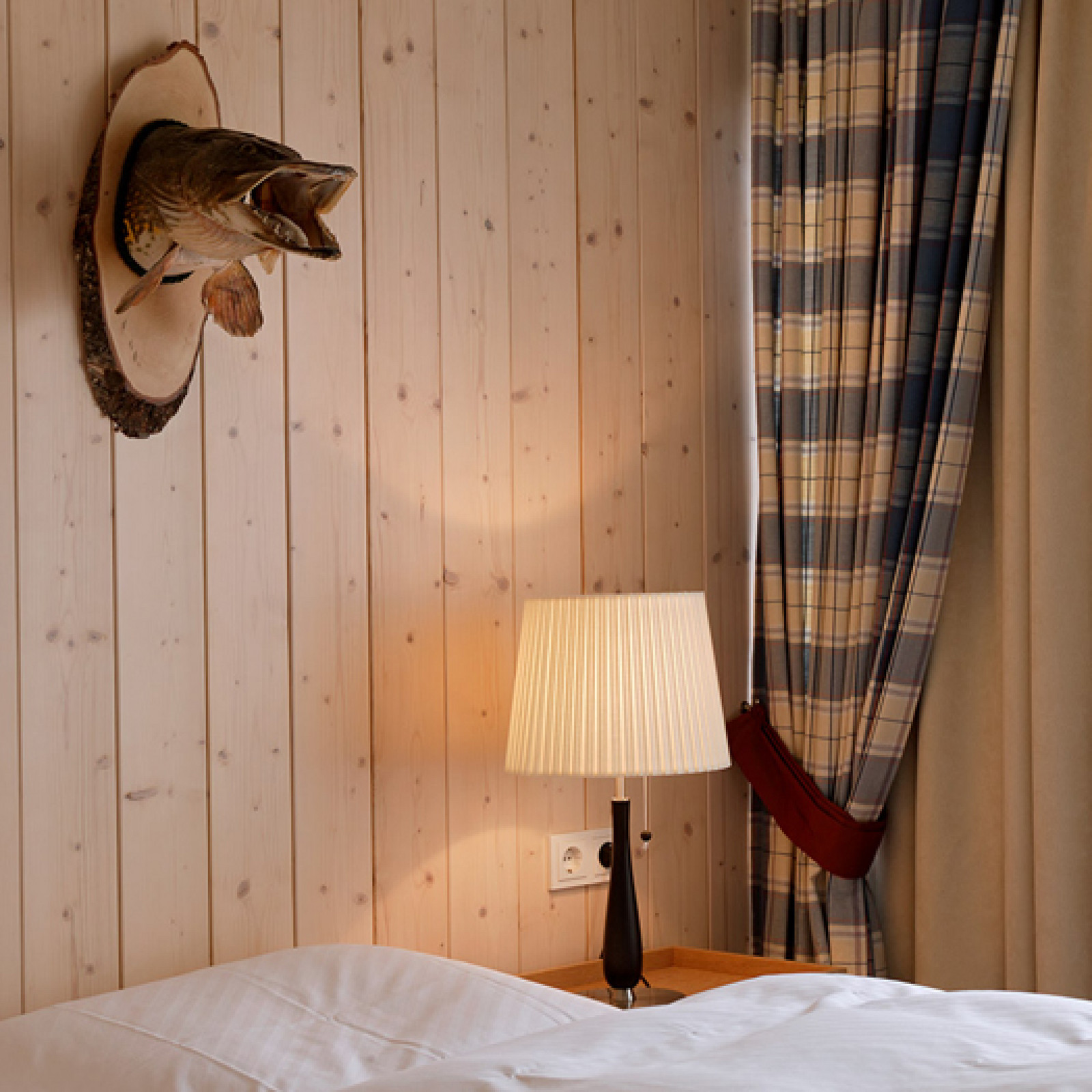 hochzwei_wald_teaser_07.jpg Schlafzimmerecke mit Nachttischlampe