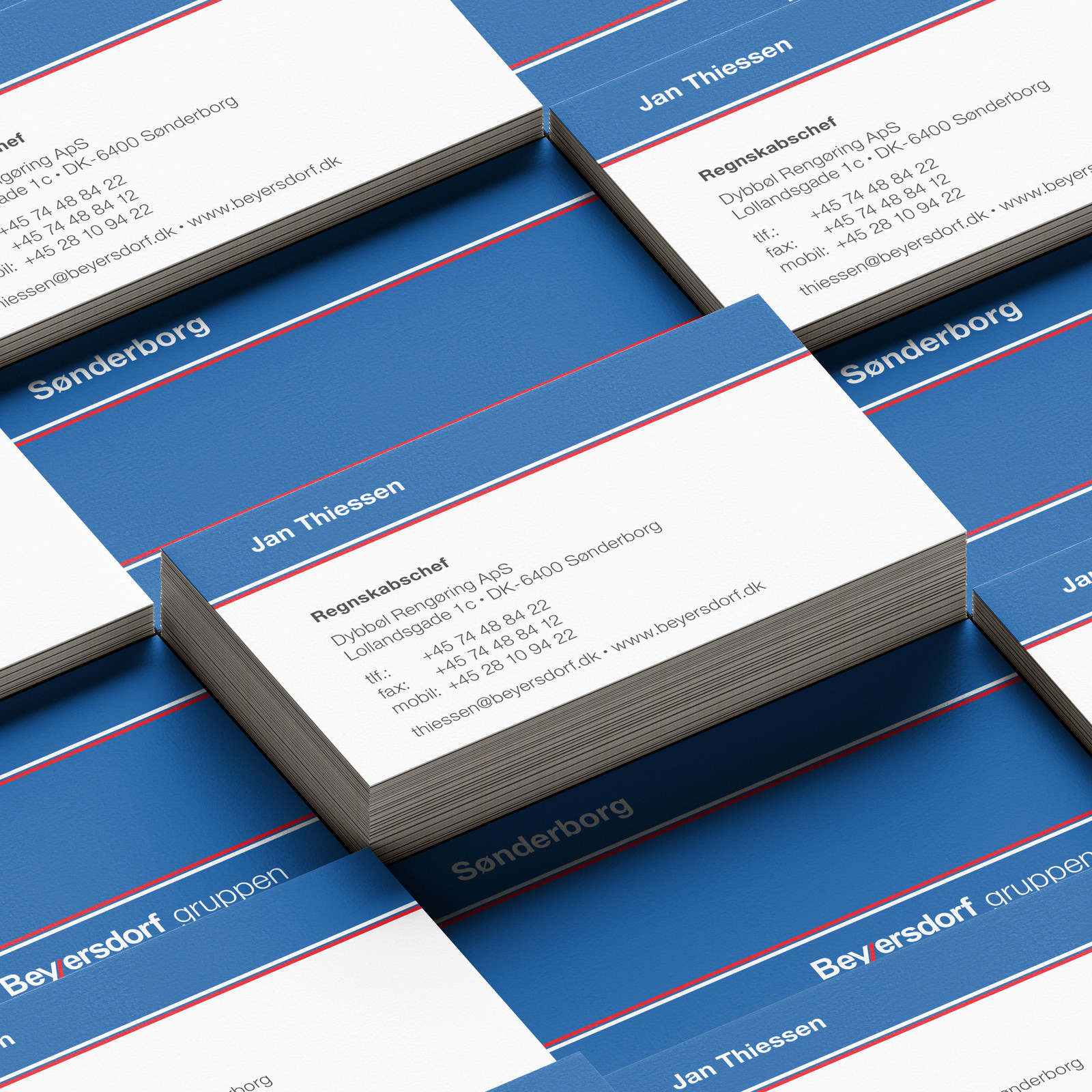 Stapel blauer Beyersdorf-Visitenkarten