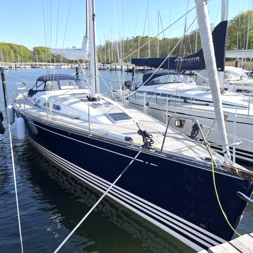 hochzwei_barth_yachts_teaser_02.jpg Weiß blaues Segelboot liegt am Hafen an