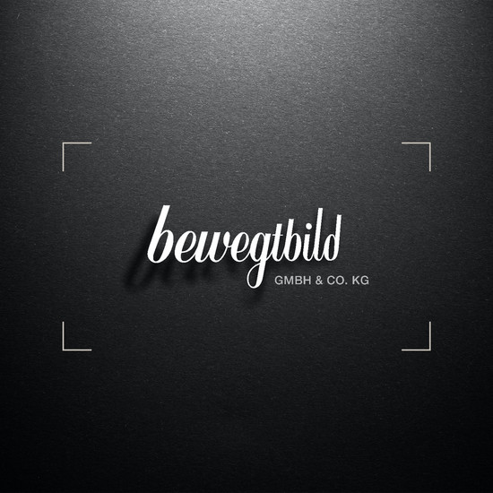 Familiensache Logo bewegtbild auf schwarzem Grund im quadratischen Format