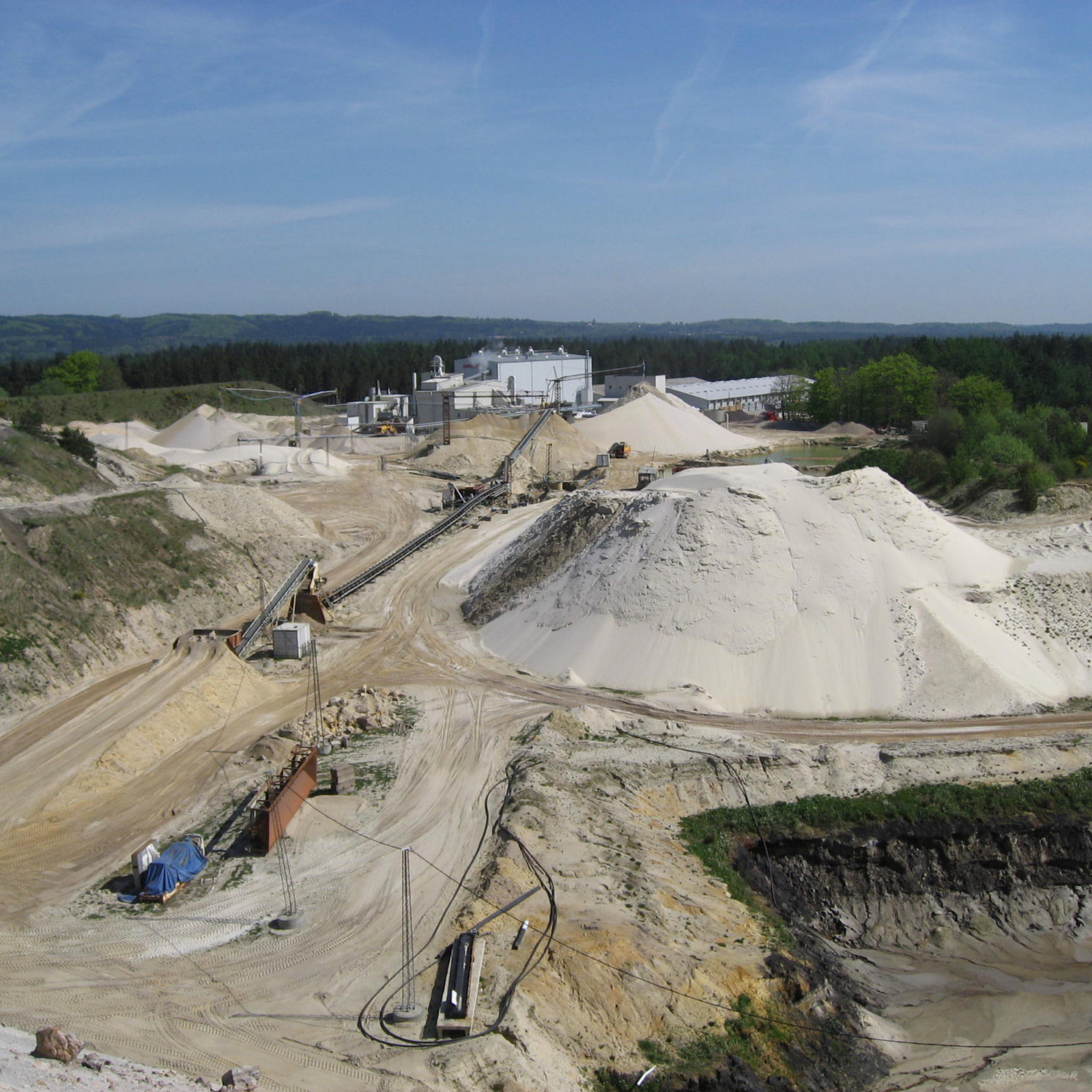 hochzwei_dansand_teaser_05.jpg Blick auf Kieswerk bei blauem Himmel