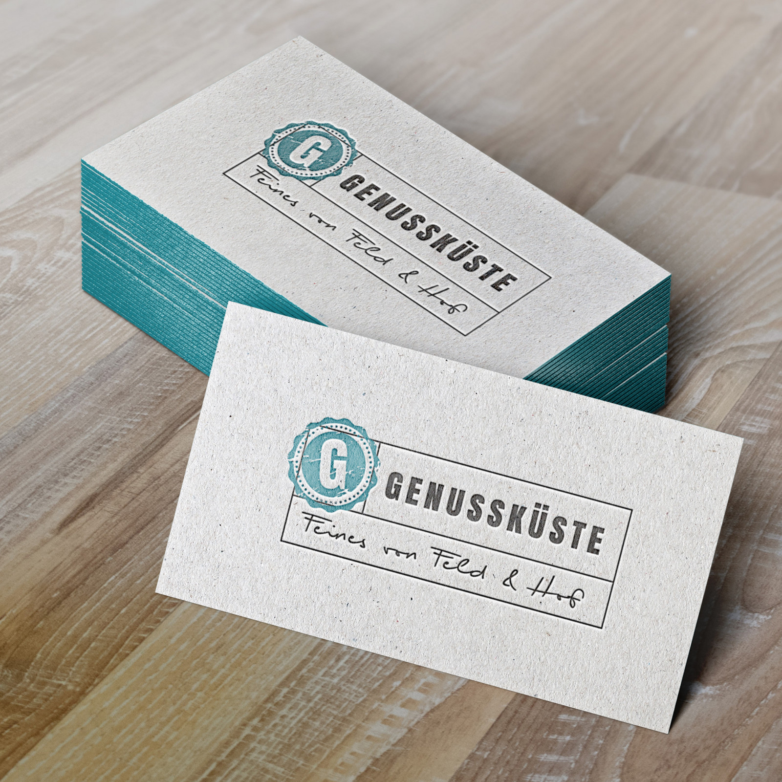 hochzwei_kogu_teaser_03.jpg Ein Stapel an Visitenkarten vo Genussküste