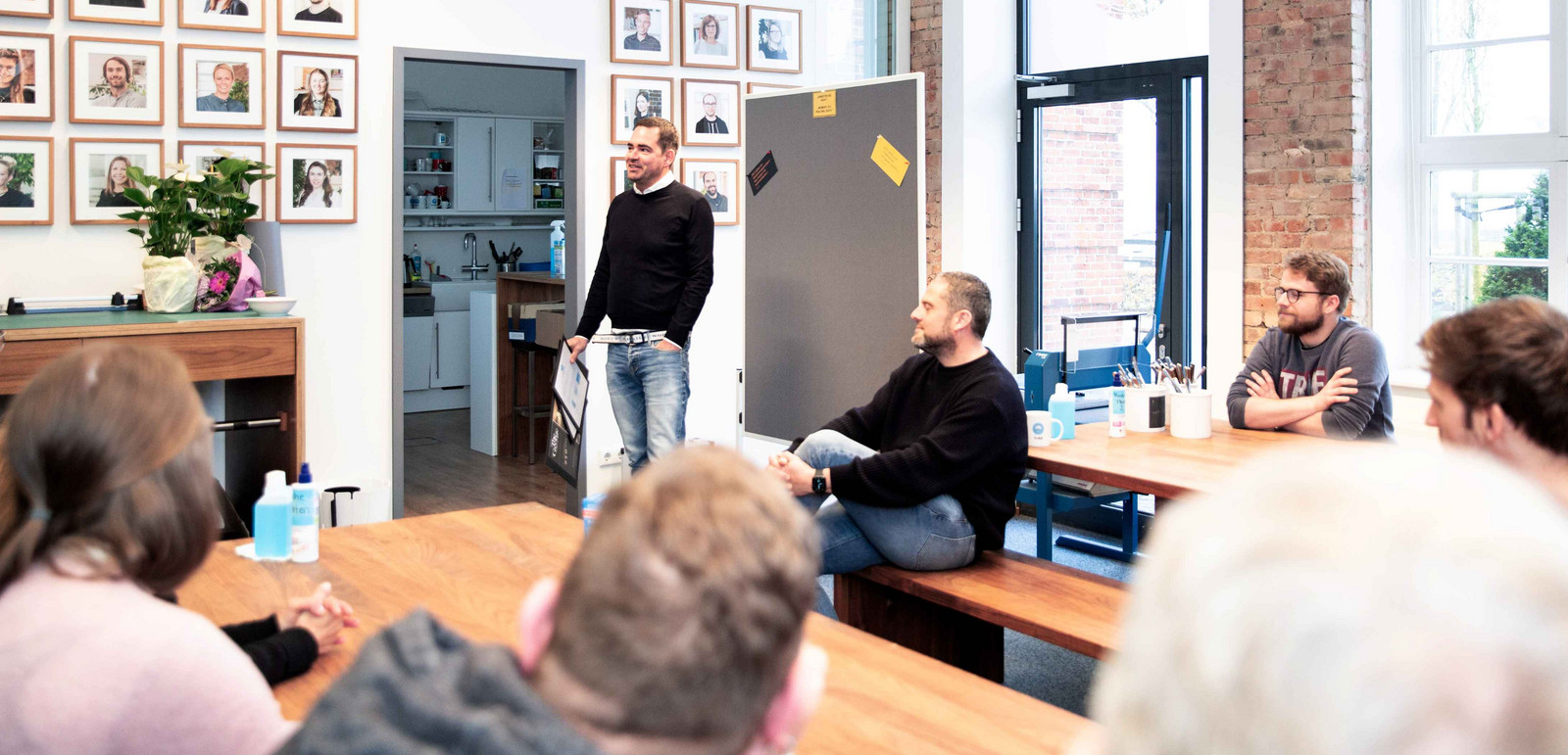 Felix Worm hält einen Vortrag