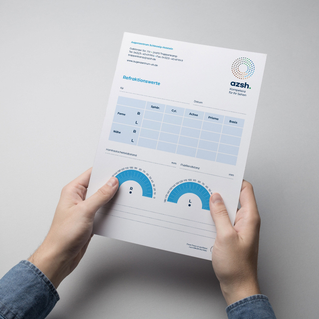 hochzwei_azsh_teaser_05.jpg Eine Person hält eine Karte mit Refraktionswerten
