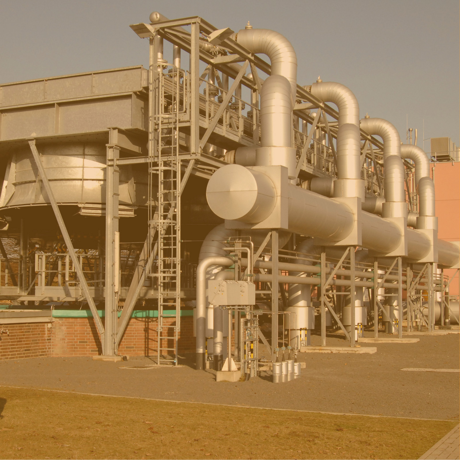 hochzwei_greylogix_teaser_03.jpg Ein Industrie Gebäude von Grey Logix