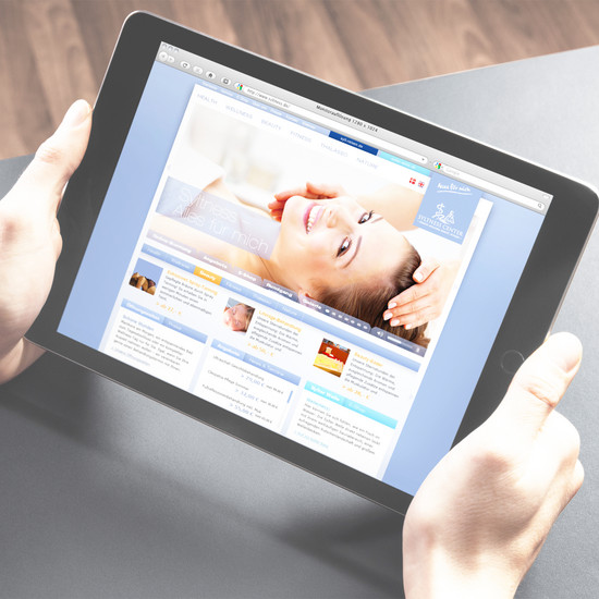 Freischwimmer Eine Person surft auf der Syltness Homepage auf einem Ipad