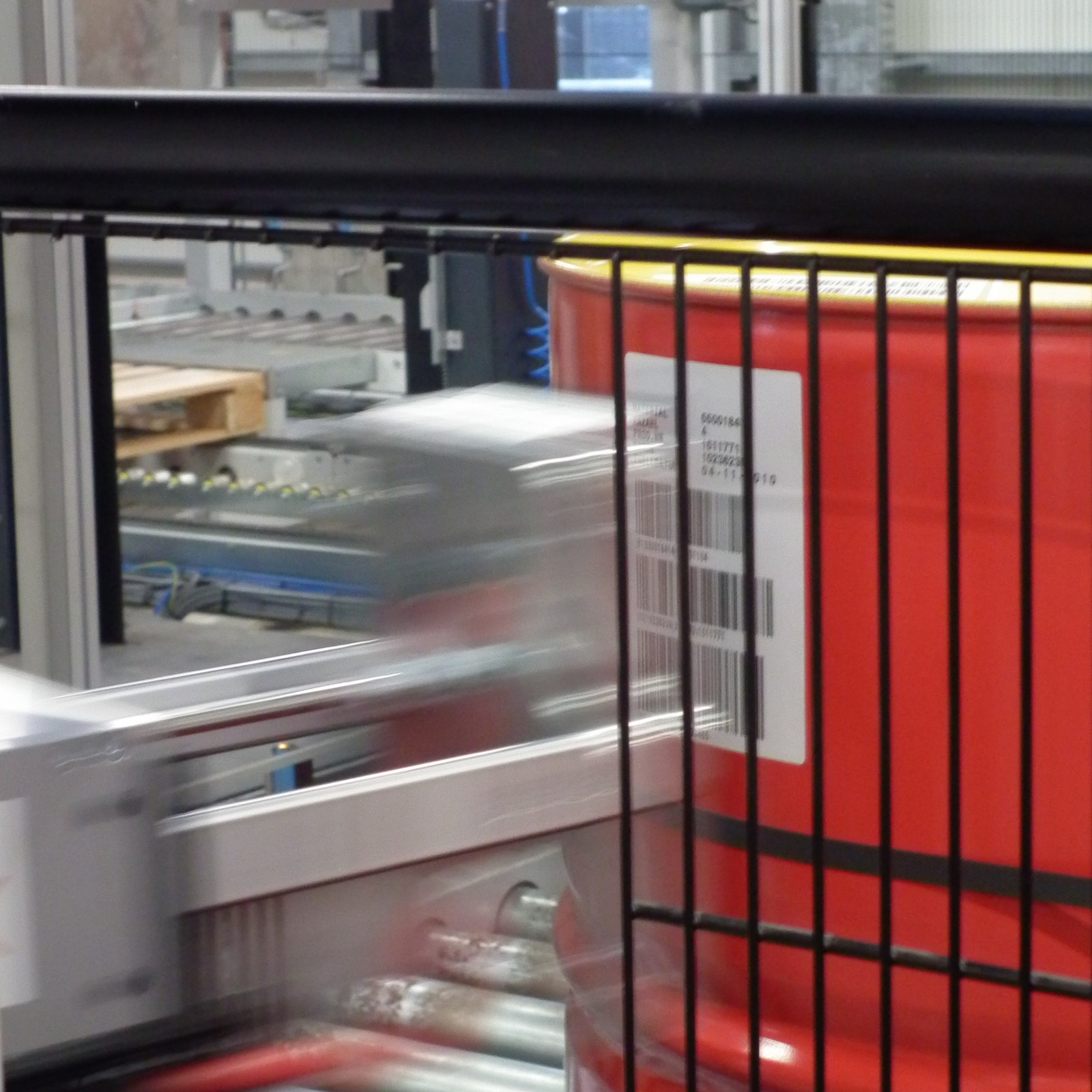 hochzwei_logo_teaser_07.jpg Blick in einen maschinellen Arbeitsablauf bei Logopak