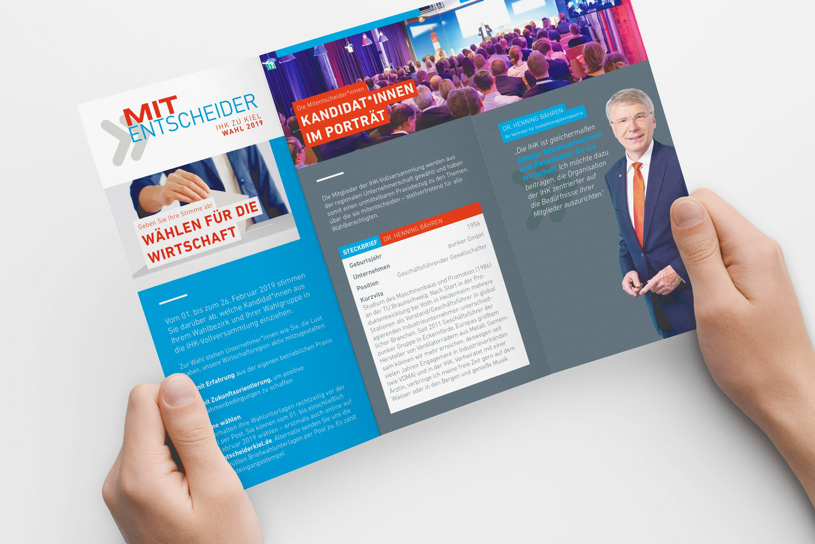 Zwei Hände halten den IHK Flyer