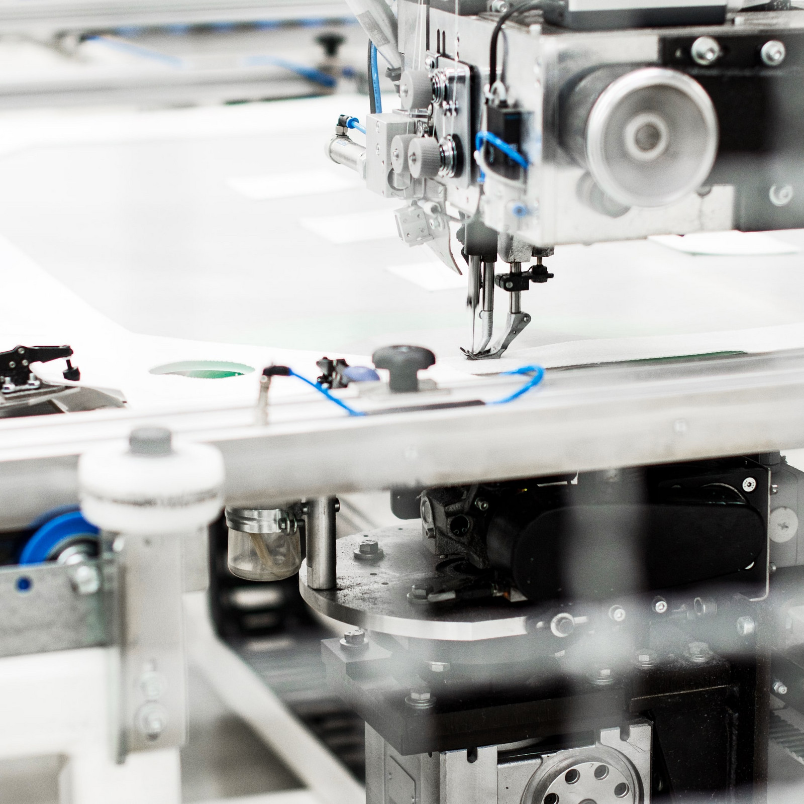 hochzwei_markert_teaser_10.jpg Nahaufnahme einer Industriellen Nähmaschine